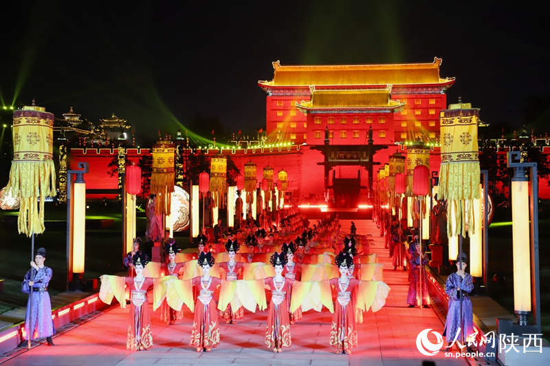 西安永寧門城門開啟，仿唐入城儀式開始。人民網(wǎng)記者孫挺 攝