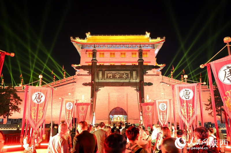 運動員們經(jīng)過月城、甬道，前往甕城，讓人仿佛穿越時空，夢回長安。人民網(wǎng)記者孫挺 攝