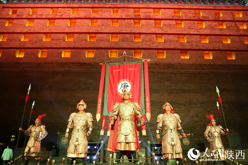 盛裝迎賓的演員。人民網(wǎng)記者孫挺 攝