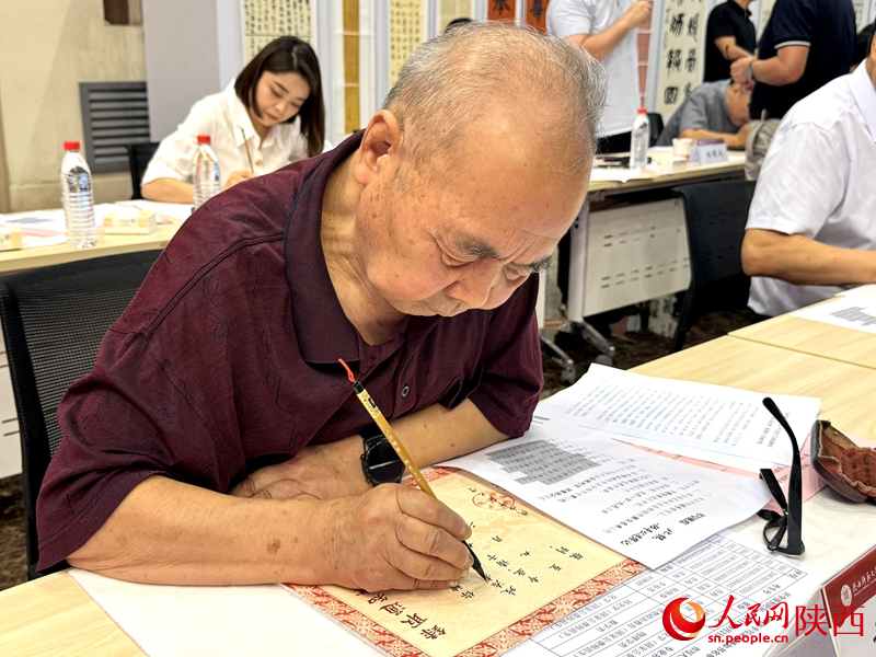 退休教師用毛筆書(shū)寫(xiě)2024級(jí)新生錄取通知書(shū)。人民網(wǎng)記者 賈凱璐攝
