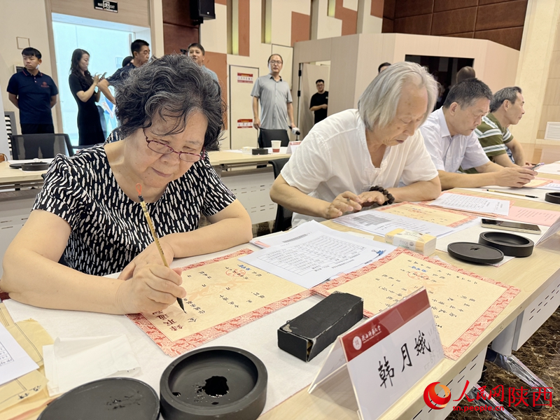 退休教師用毛筆為今年新生手寫錄取通知書。人民網記者 賈凱璐攝