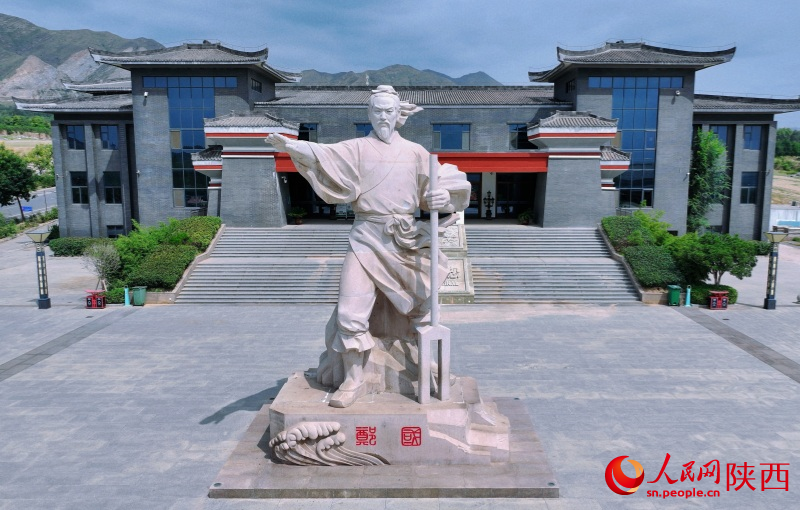 韓國(guó)水利專家鄭國(guó)雕像（航拍圖）。人民網(wǎng)記者 孫挺攝