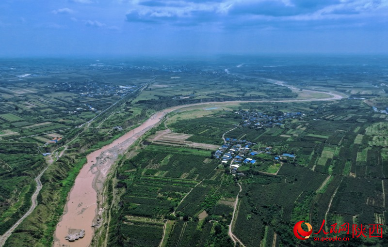 渠道兩岸，翠影搖曳；渠水潺潺，灌溉著廣袤的田野，滋養(yǎng)著萬(wàn)千生靈（航拍圖）。人民網(wǎng)記者 孫挺攝