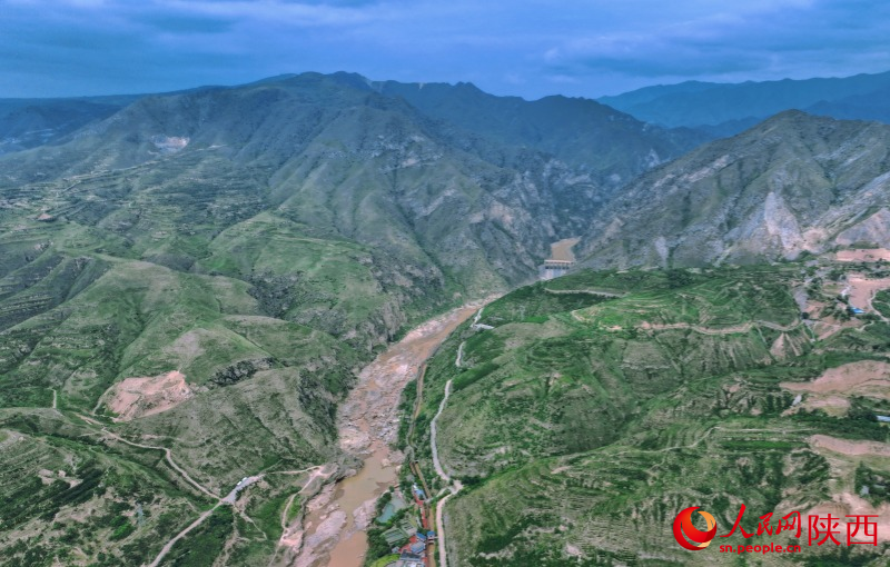 渠道兩岸，翠影搖曳；渠水潺潺，滋養(yǎng)著萬千生靈（航拍圖）。人民網(wǎng)記者 孫挺攝