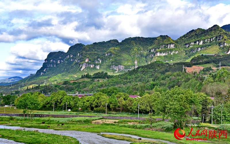 漢江源頭玉帶河畔的九臺山。人民網(wǎng)記者 白鴿攝