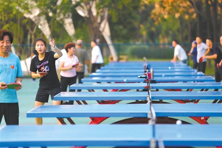 10月15日，在西安城市運(yùn)動(dòng)公園乒乓球活動(dòng)區(qū)，不少乒乓球愛好者利用下班時(shí)間鍛煉。肖陽(yáng)熠攝