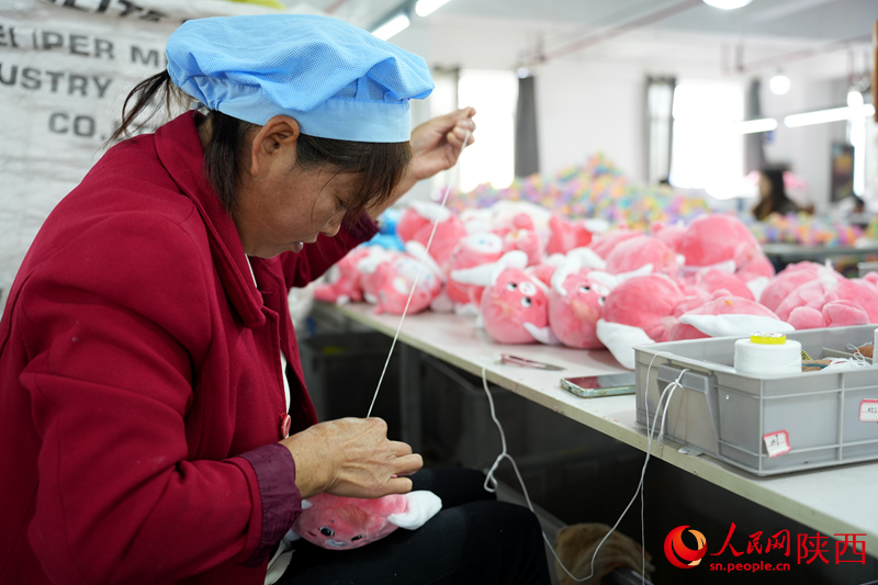 工人們正在趕制出口訂單。人民網(wǎng)記者 李志強(qiáng)攝