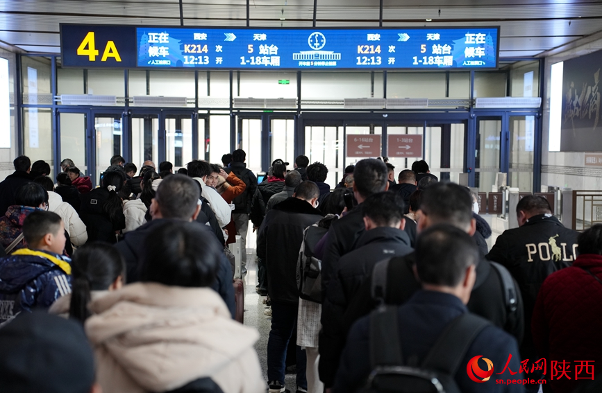 西安站候車大廳內(nèi)，等待檢票的旅客有序排隊(duì)。人民網(wǎng)記者 賈凱璐攝