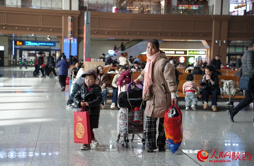 西安站候車大廳內(nèi)準(zhǔn)備乘車的旅客。人民網(wǎng)記者 賈凱璐攝